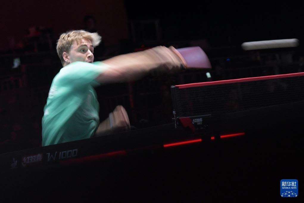 他的表现并 他的表现并